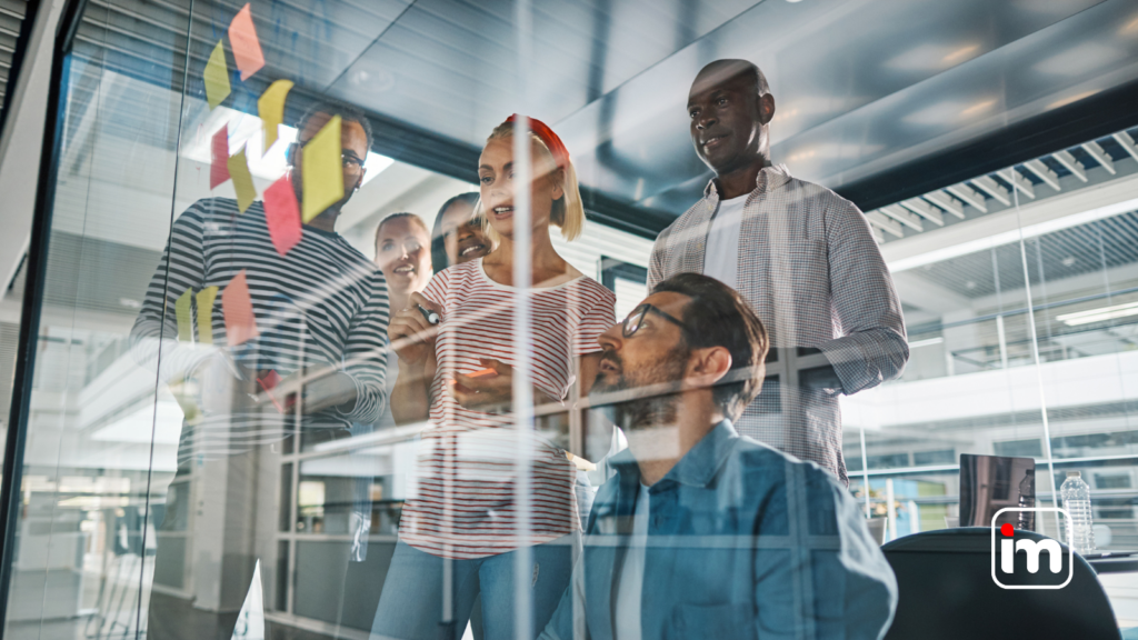 Equipo de colaboradores trabajando en conjunto sobre estrategias de innovación. 